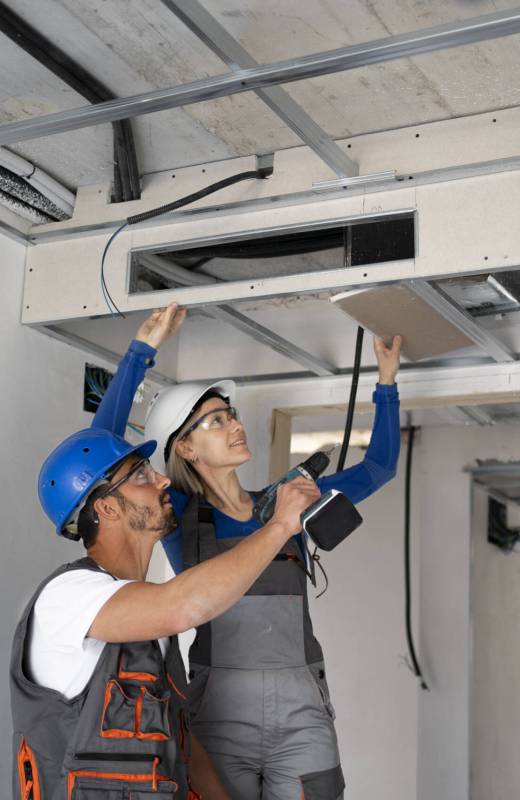 medium-shot-people-wearing-helmets